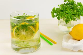 Każdy powinien spróbować tej zielonej lemoniady. Idealnie orzeźwia w ciepłe dni
