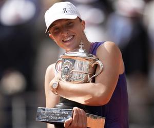 Zjawiskowa Iga Świątek świętuje zwycięstwo w Roland Garros