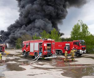 Dwóch strażaków ucierpiało w pożarze w Siemianowicach Śląskich. Trwa dogaszanie pożaru