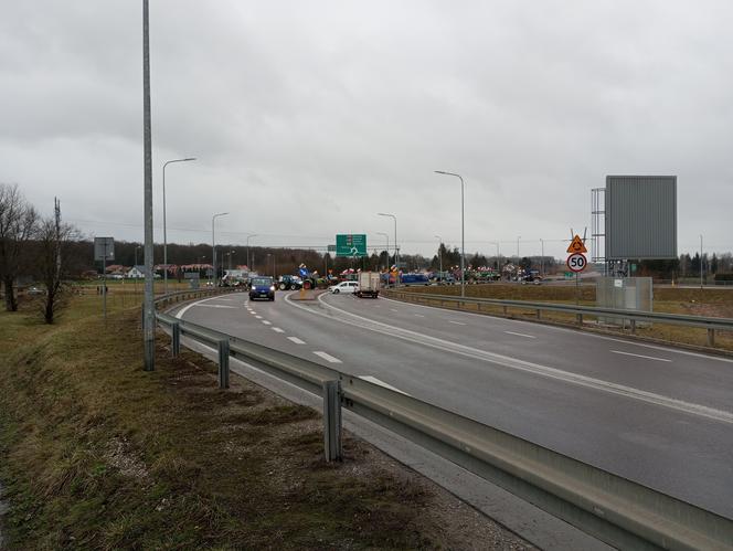 Trwa protest rolników w woj. lubelskim. Blokady są w wielu miejscach w regionie [DUŻO ZDJĘĆ]