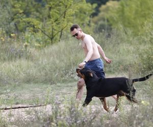 Poseł kąpał się z psem