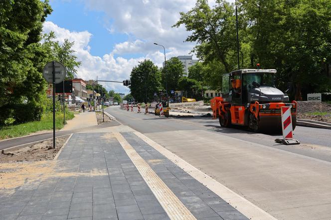 Trwa przemiana ul. Lutomierskiej. Drogowcy pracują przy nowej nawierzchni [ZDJĘCIA]