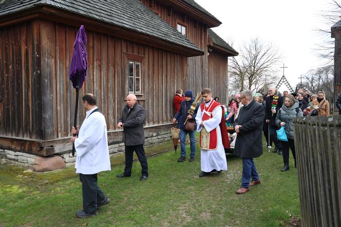 Niedziela Palmowa w lubelskim skansenie. Wokół kościoła z Matczyna przeszła procesja