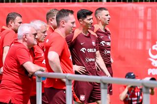 Lewandowski trenuje z bandażem na nodze
