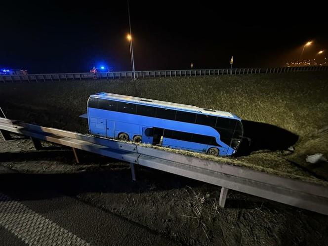 Autokar staranował barierki i spoczął w rowie. 65 pasażerów utknęło na autostradzie A4