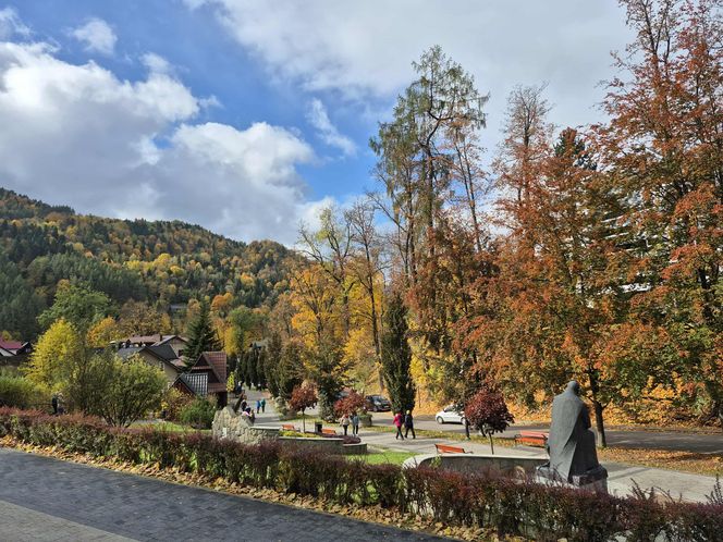 To jedno z najstarszych polskich uzdrowisk najpiękniej wygląda jesienią. Kurowali się w nim Sienkiewicz, Prus, Matejko i Konopnicka