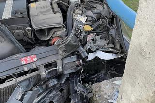 Małopolskie. Jeden zuchwale wymusił pierwszeństwo, drugi do połowy skasował auto na betonowym moście