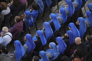 Hołdy na Placu Świętego Piotra.