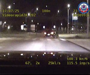 Wiózł kolegę w otwartym bagażniku