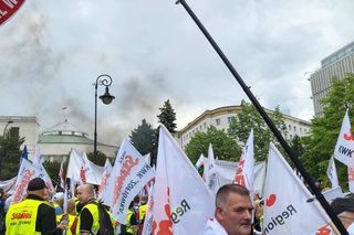 Protest hutników w Warszawie. Idą od Sejmu do Kancelarii Premiera