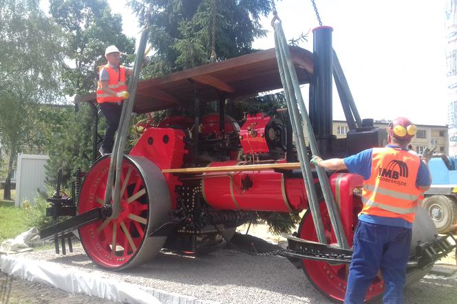 Tak prezentuje się zabytkowy walec przed siedzibą krakowską GDDKiA przy ulicy Mogilskiej 25