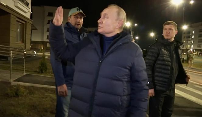 Putin w gumowej masce? "Spontaniczna przejażdżka po Mariupolu". Sobowtór dał plamę!