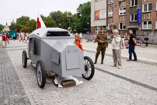 101. rocznica Bitwy o Białystok. Pokaz sprzętu i poczęstunek na Rynku Kościuszki [ZDJĘCIA]