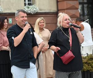 Ruda Śląska tańczy jak dawniej. Międzypokoleniowa potańcówka na rynku porwała tłumy