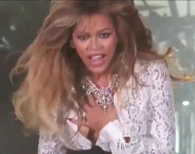 Co za WPADKA! Beyonce pokazała piersi na koncercie!