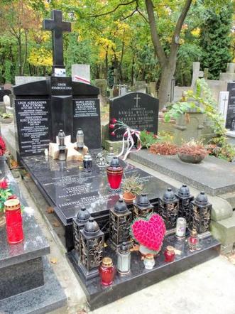 Tak wyglądają groby Jadwigi Kaczyńskiej i Rajmunda Kaczyńskiego