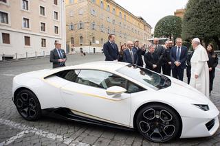 Papież Franciszek otrzymał Lamborghini Huracan