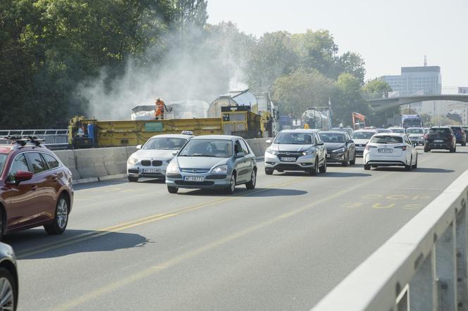 Otwarcie wiaduktu na Trasie Łazienkowskiej kilka miesięcy wcześniej. Już kładą asfalt!