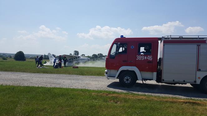 Uszkodzony samolot i awaryjne lądowanie! Ogromna akcja służb na lotnisku