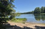 To jedno z największych jezior w Olsztynie. Kusi turystów piaszczystymi plażami