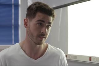 Pierwsza miłość, odcinek 3696: Pobity Kacper znów w szpitalu! Wyjawi Bartkowi, że po postrzale żyje z wyrokiem śmierci - ZWIASTUN, ZDJĘCIA