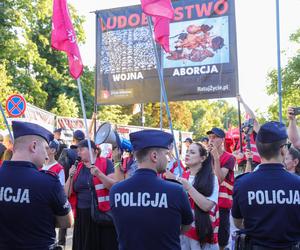 Protesty w Warszawie. Demonstrantów oddzielał policyjny kordon