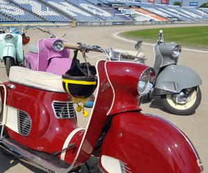 Osy kręciły kółka na stadionie żużlowym w Lesznie. Ogólnopolski zlot skuterów Osa Osieczna-Leszno 