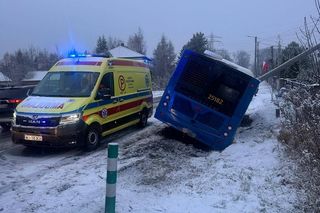 Pasażerowie przeżyli prawdziwe chwile grozy. Autobus zjechał do rowu i uderzył w słup!