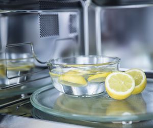 Jak wyczyścić mikrofalówkę? Domowe sposoby na czyszczenie mikrofali