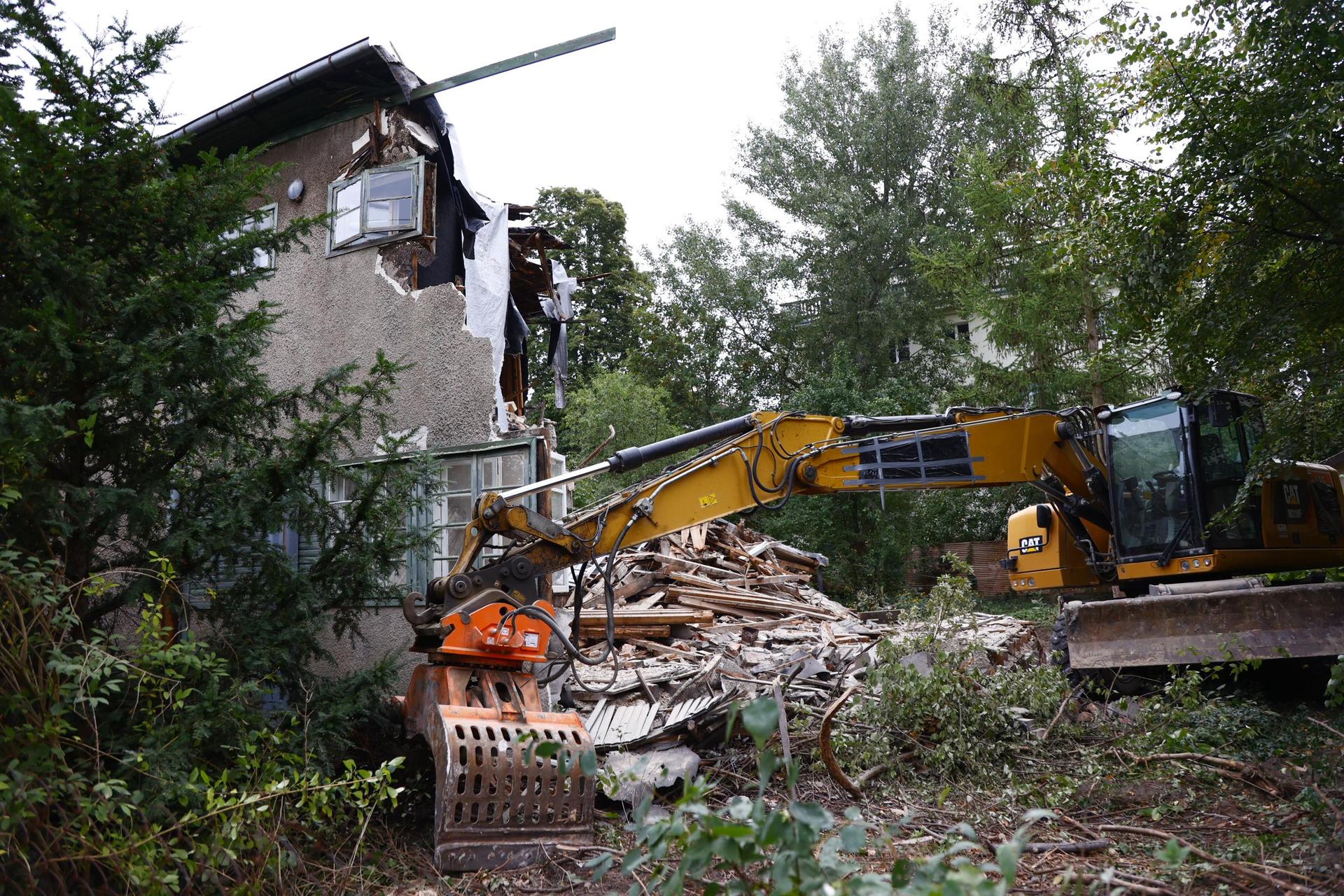 Rozbiórka domu przy Grębałowskiej w Warszawie