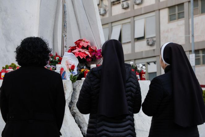 Wierni modlą się za papieża Franciszka. Tłum pod kliniką Gemelli w Watykanie