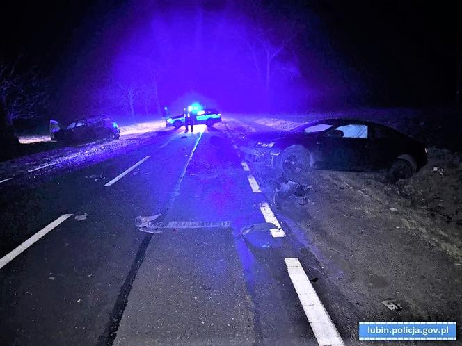 Zderzył się czołowo z osobówką na prostej drodze. Auto do kasacji [ZDJĘCIA]