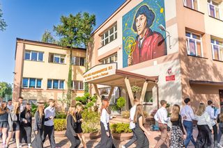 100 par tańczy poloneza na 100-lecie siedleckiego Ekonomika