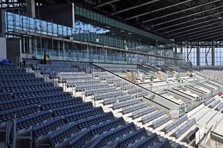 Montaż krzesełek na stadionie w Szczecinie