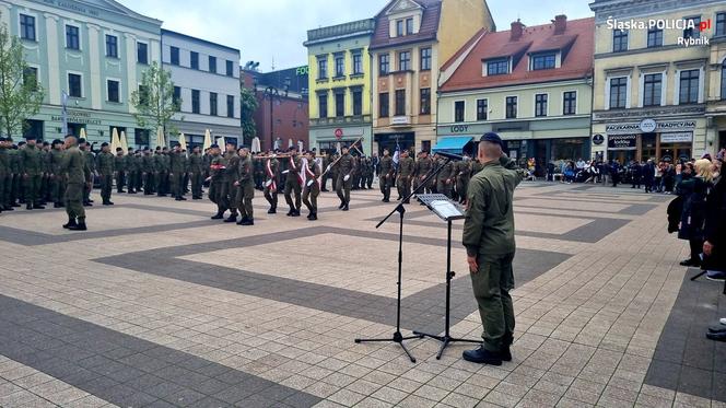 W Rybniku na rynku odbyło się ślubowanie klas mundurowych [ZDJĘCIA]