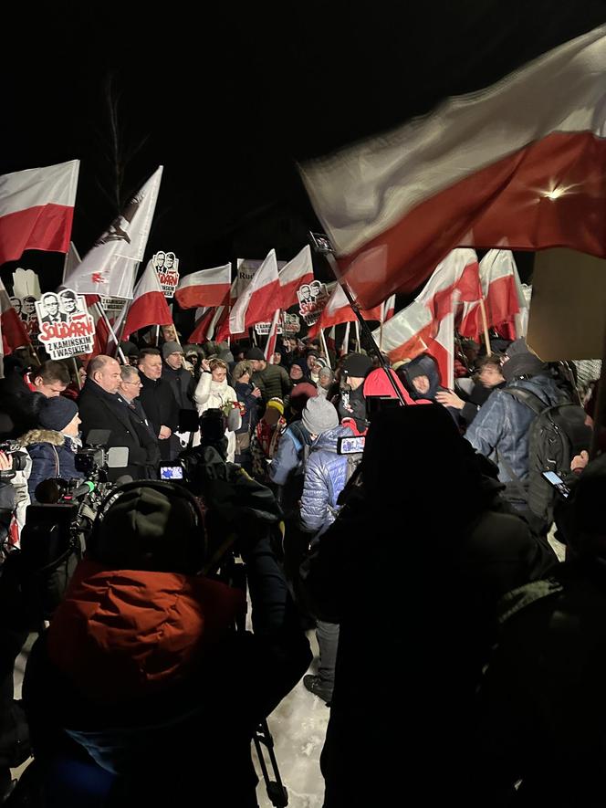 Żona Macieja Wąsika czeka na męża pod więzieniem