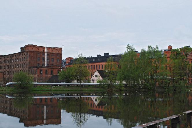 Łódź niczym Manchester /Fabryka Scheiblera znad stawu, 2010