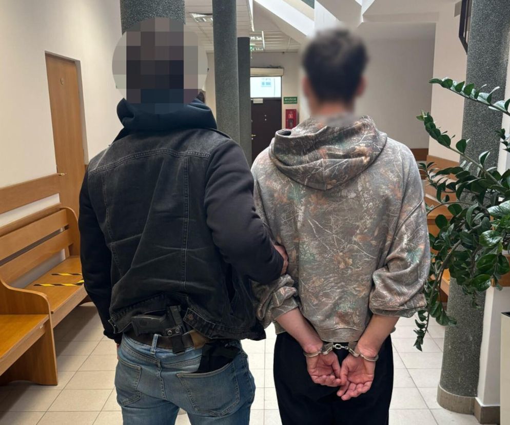 Zostawił paczkę na chodniku i zrobił zdjęcie. W Warszawie zatrzymano trzy osoby