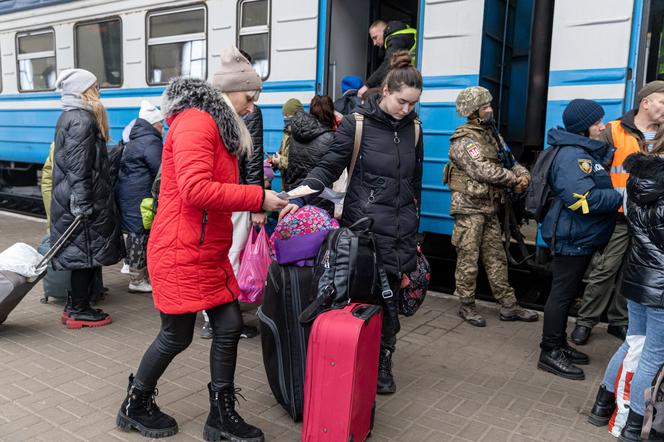 Wojna na Ukrainie. Tłumy uchodźców w Medyce i na dworcu we Lwowie