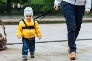 Mama prowadziła dziecko na „smyczy”. „Nie rozumiem tej całej nienawiści”