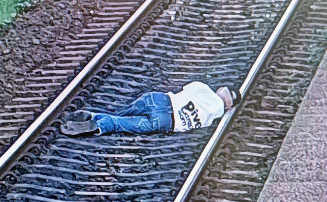 Chwile grozy w Trójmieście. Mężczyzna leżał na torach. Trzeba było wstrzymać ruch pociągów!