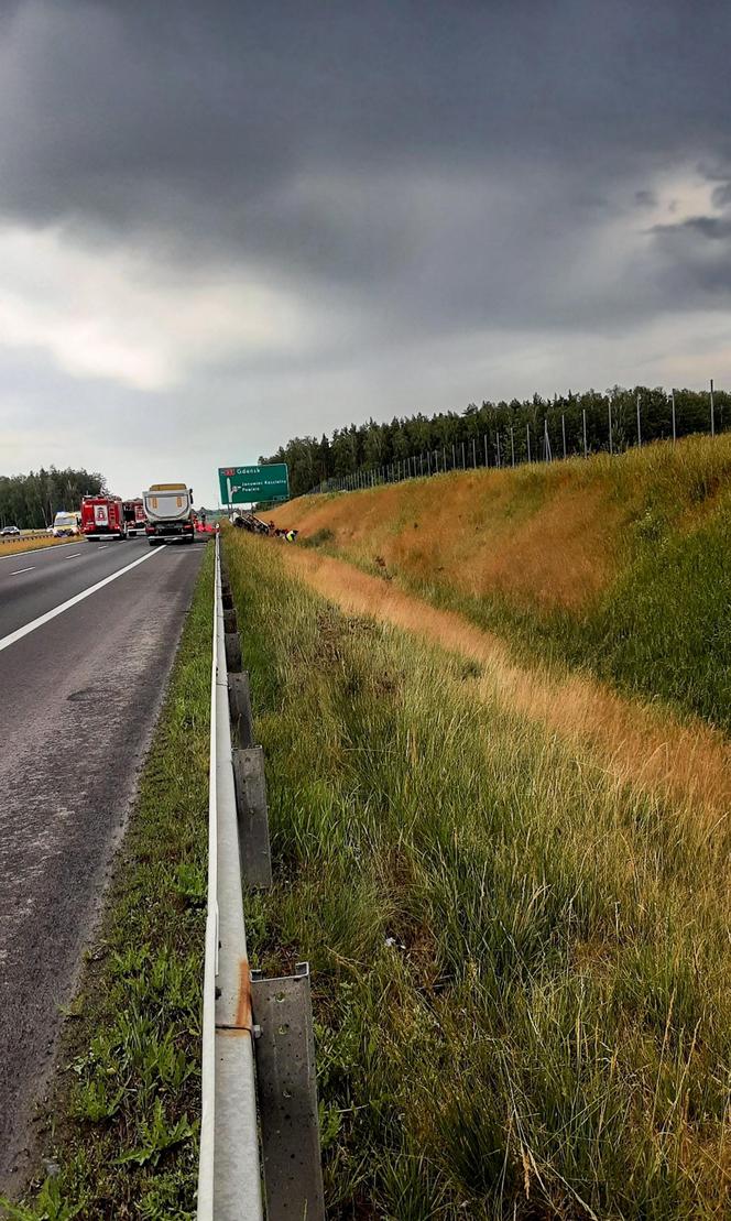 Dwóch mężczyzn nie żyje, kilku zostało rannych! Potworny wypadek busa na S7. Auto zostało zmasakrowane