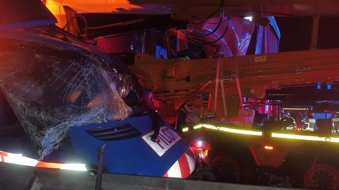 Śmiertelny wypadek na A1 pod Zgierzem. Zderzyły się trzy pojazdy, w tym dwa tiry [ZDJĘCIA].