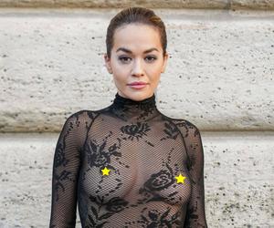 Rita Ora nago na pokazie mody. W odważnej kreacji nie pozostawia wiele wyobraźni