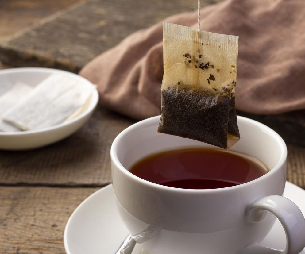  Polacy piją ją litrami. Zatrważające, co może skrywać jedna torebka