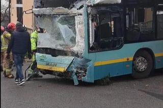 Autobus wjechał w samochody i budynek w Balinie