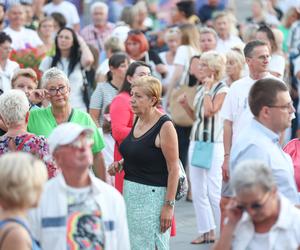 Potańcówka przed teatrem w Katowicach