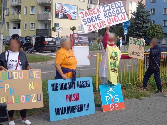 Protestanci przed wystąpieniem Jarosława Kaczyńskiego w Gorzowie