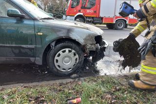 Zdążył odwieźć dzieci do przedszkola. Spaliło się auto na Śniadeckich w Lesznie