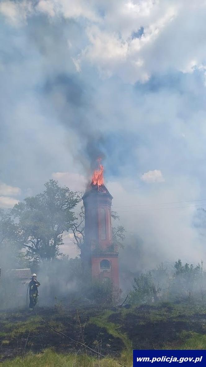 Pożar zabytkowej wieży ciśnień w Rucianem-Nidzie. Nad miastem unosiły się ogromne kłęby dymu [ZDJĘCIA]